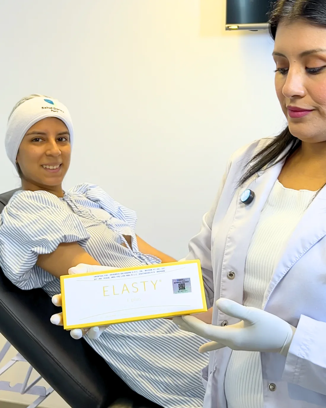 Profesional de SaludDerma mostrando una caja auténtica de ELASTY con sello de verificación