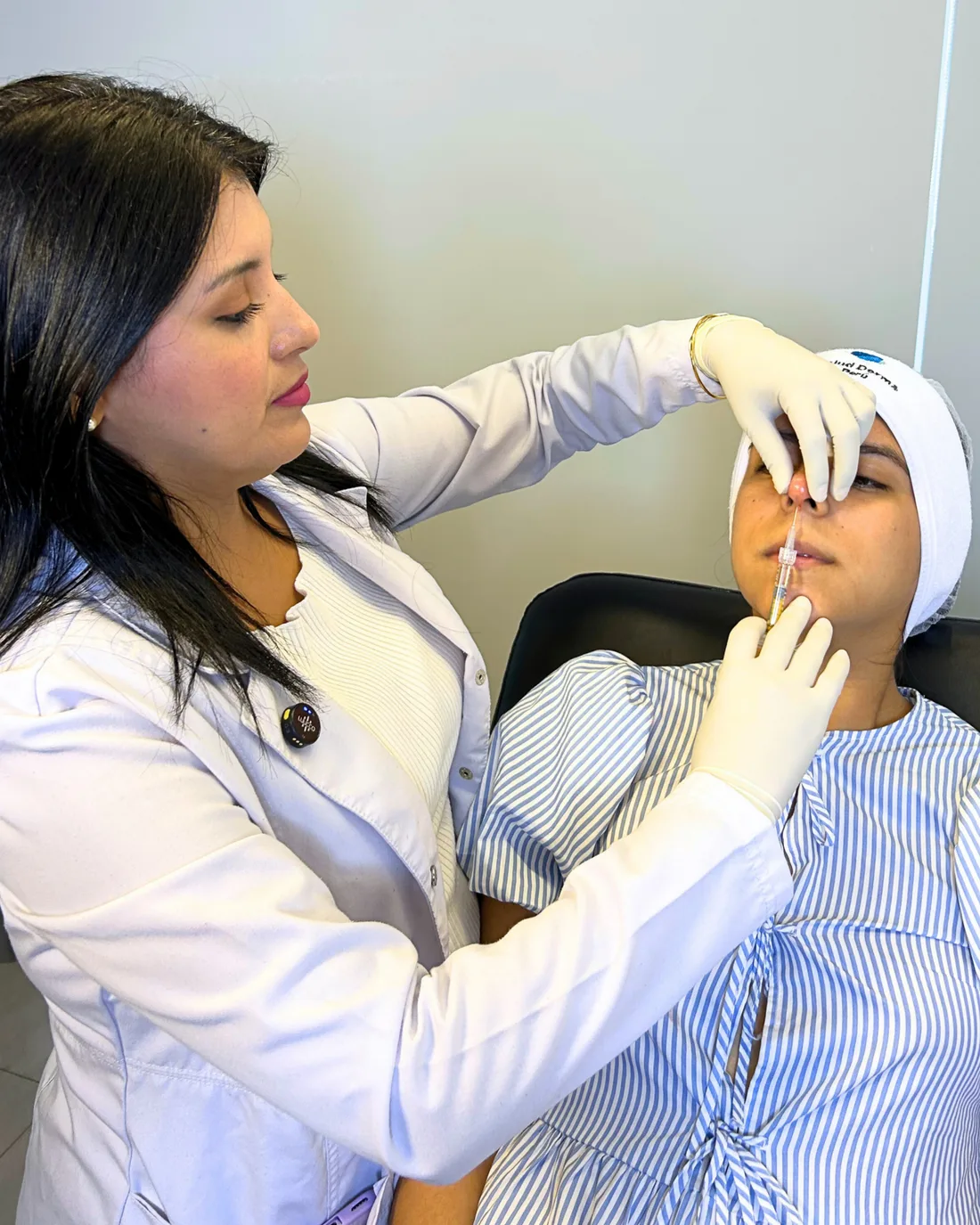Procedimiento estético realizado por profesional de SaludDerma