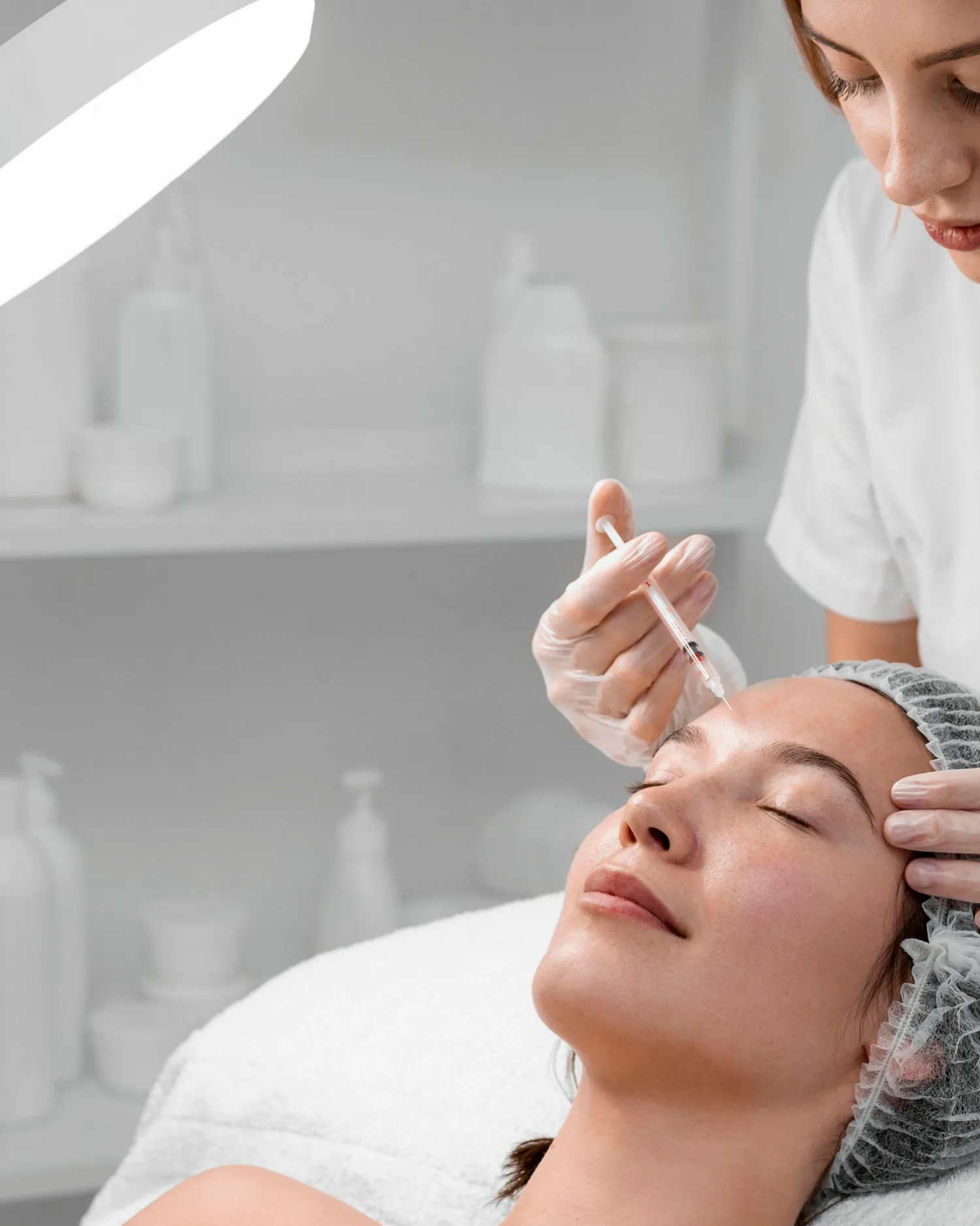 Profesional de medicina estética aplicando un procedimiento con precisión clínica